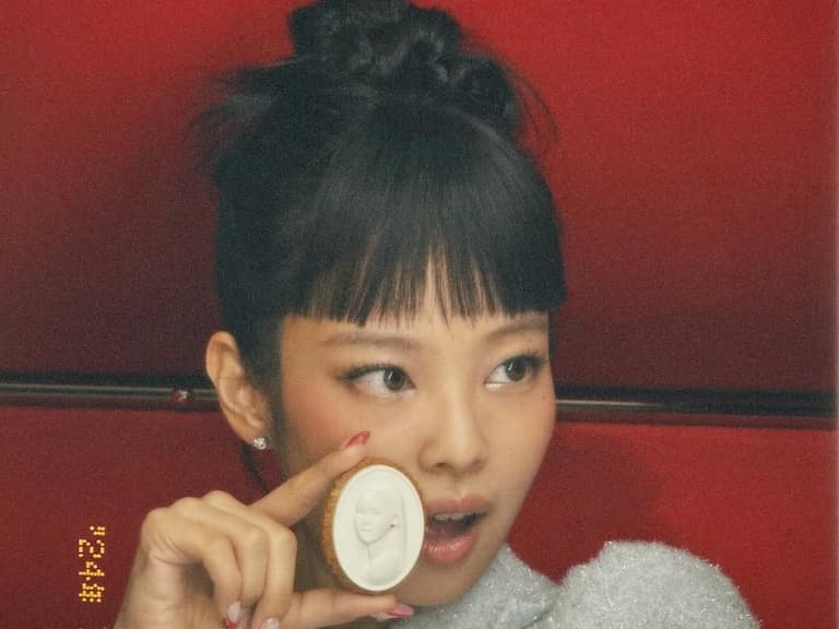 Blackpink Jennie 曬美照掀爭議!疑選 BTS V 翻唱過曲目,網友「嘔吐 emoji」刷爆留言!