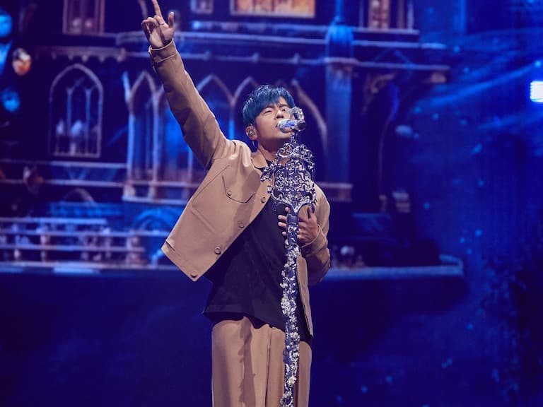 阿妹驚喜現身周杰倫大巨蛋演唱會！攜 3.8 萬人跳〈三天三夜〉引熱議：「看台區晃得讓人懷疑！」