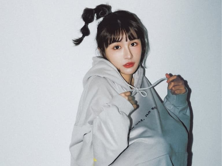峮峮聖誕配色內衣炸出腹肌曲線，網封：「女人天花板！」【野生抓正妹】
