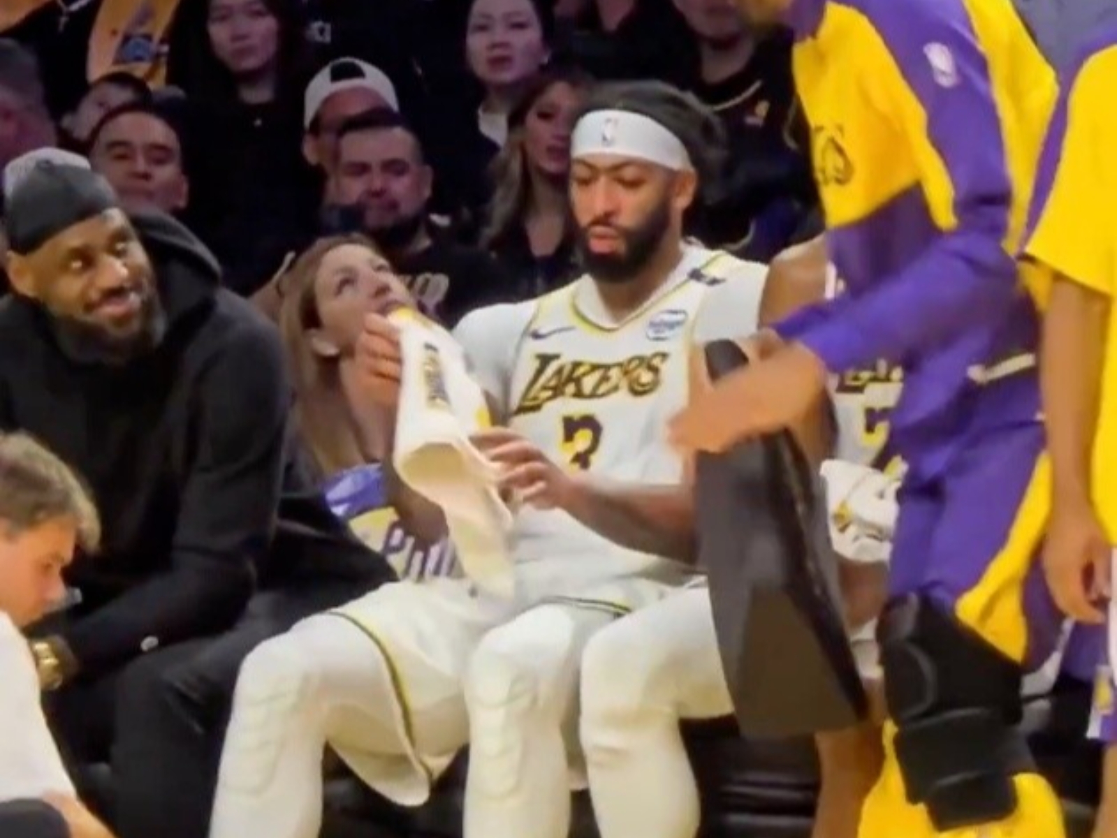 NBA／Bronny James 被 Anthony Davis「新秀對待」，讓座給學長畫面流出！