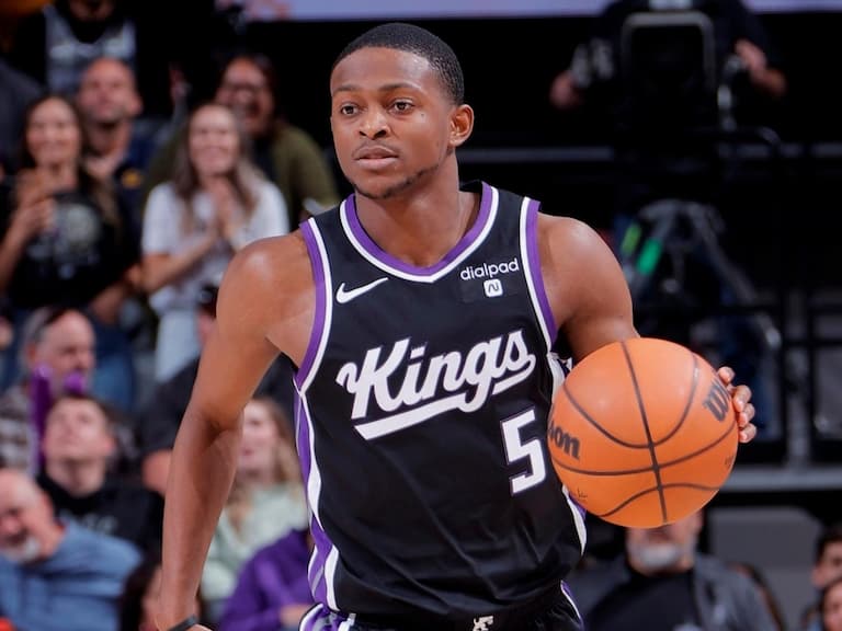 「NBA 最速男」De'Aaron Fox 球員故事介紹!加碼簽名球鞋 Curry Fox 1 實鞋開箱一覽!