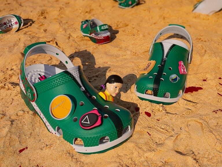 Crocs 攜手《魷魚遊戲》推出聯名鞋款、鞋扣!開賣日期、地點一次看!