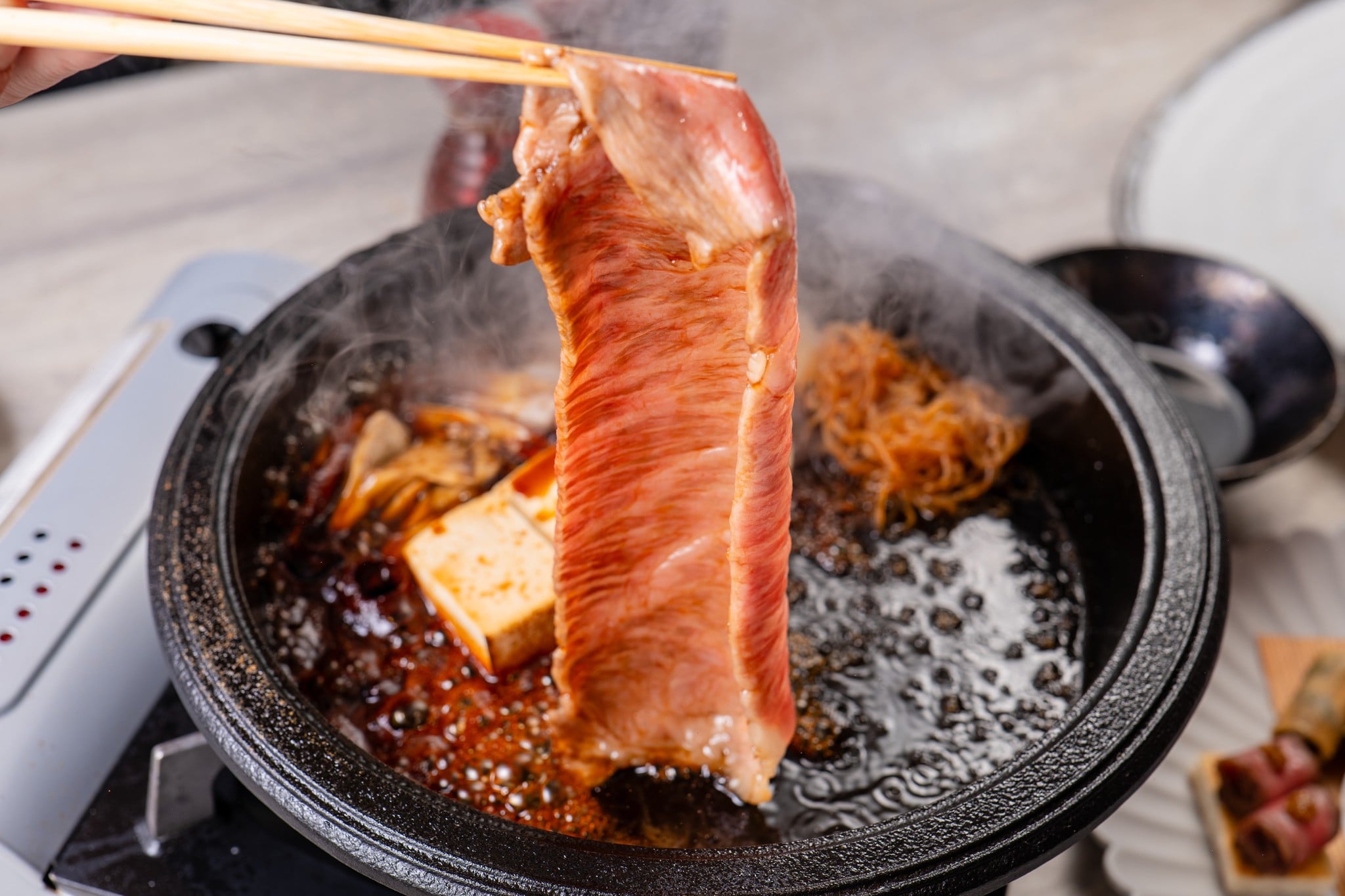 2025 台北壽喜燒 Dcard 5 家推薦：潮肉、橋山⋯從頂級到平價吃到飽通通有！