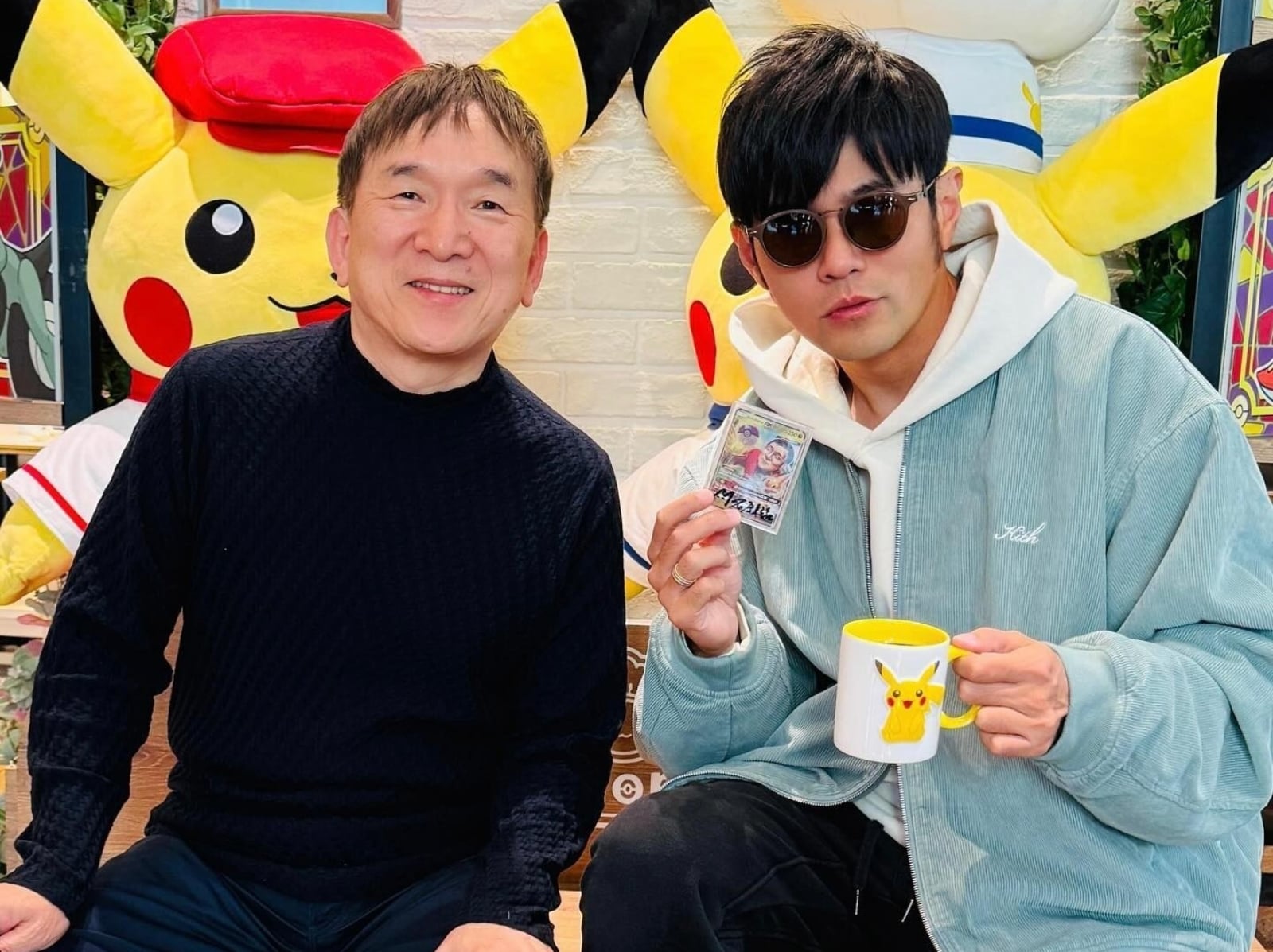 周杰倫也瘋寶可夢卡牌！寶可夢公司社長親贈價值 800 萬超稀有卡牌引熱議！