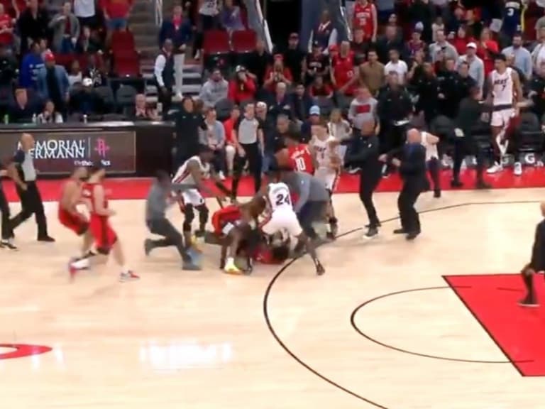 NBA/火箭、熱火爆發大亂鬥!Amen Thompson 抱摔 Tyler Herro 激烈衝突畫面曝光!