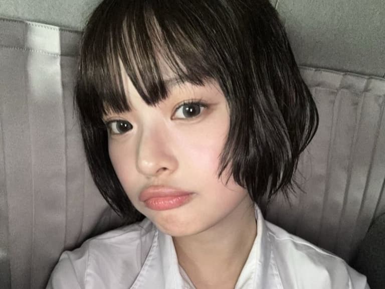 NewJeans《2024 AAA》結束後返韓! Hanni 在機場疑似恐慌發作,崩潰躲進 Minji 懷裡!