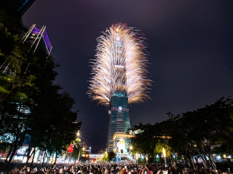 101 煙火哪裡看？Threads 網友推薦 5 大跨年觀賞點：松仁路 253 巷、惠安公園⋯不用人擠人還超美！