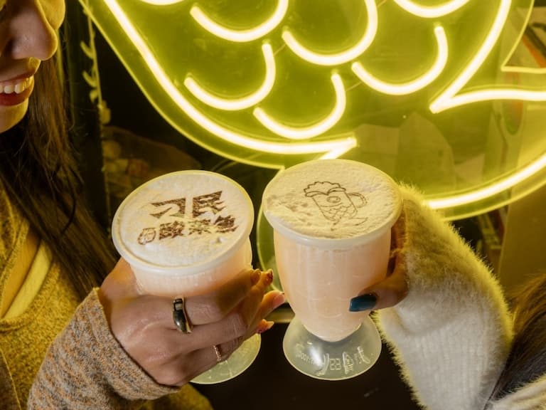 跨年喝什麼！刁民酸菜魚推出「刁民持酒 Bar」，外帶奶蓋啤酒環保魚杯超欠收！