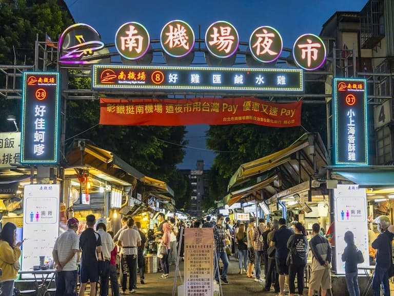南機場夜市因《夜市王》人潮爆滿,在地人苦喊:「買晚餐要排一小時!」