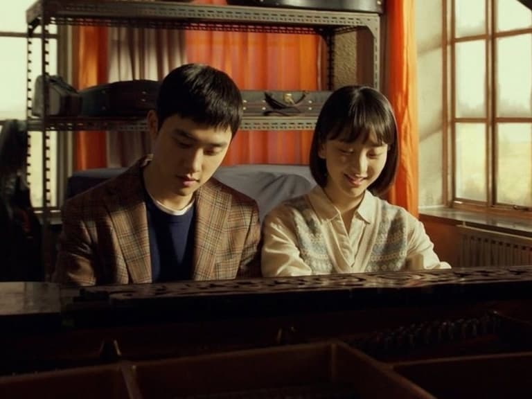 韓版《不能說的秘密》預告曝光！Ｄ.O. 都敬秀神還原周杰倫鬥琴、四手聯彈！