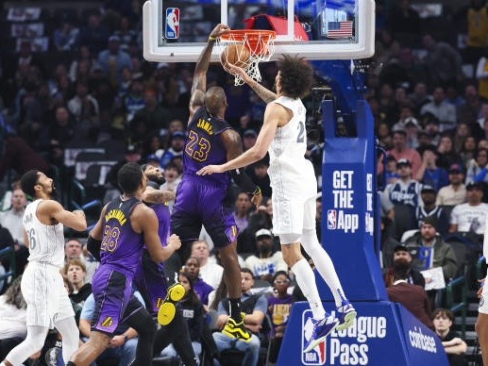 NBA／詹皇「空中換手拉竿」左手隔扣 Lively，40 歲老鬼宛若流川楓上身！