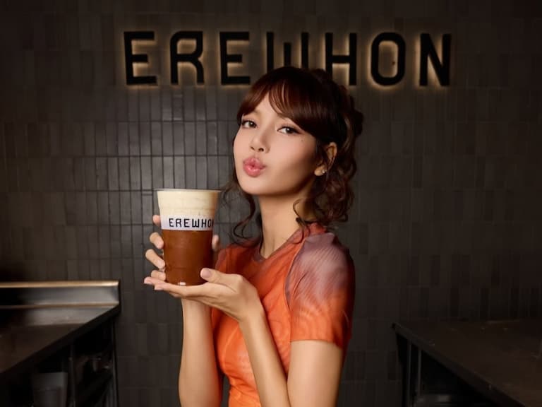 BLACKPINK Lisa 與美國頂奢超市 EREWHON 推泰奶奶昔,一杯要價 700 台幣引網熱議!