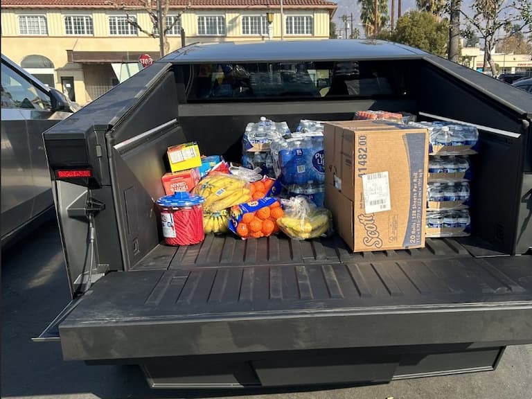 馬斯克出動特斯拉 Cybertruck 洛杉磯野火救災！提供 Starlink 網路、向準車主道歉！