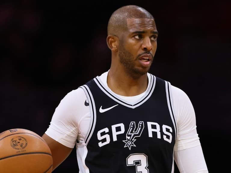 NBA/Chris Paul 強拉 Wembanyama 的手要他跟 Zach Edey 跳球,網笑:「果然是老球皮!」