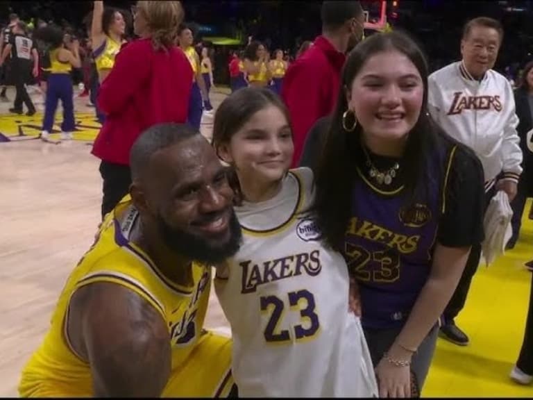 NBA/詹皇與小女孩球迷暖心互動!親自上前合影、贈送手環感動球迷!
