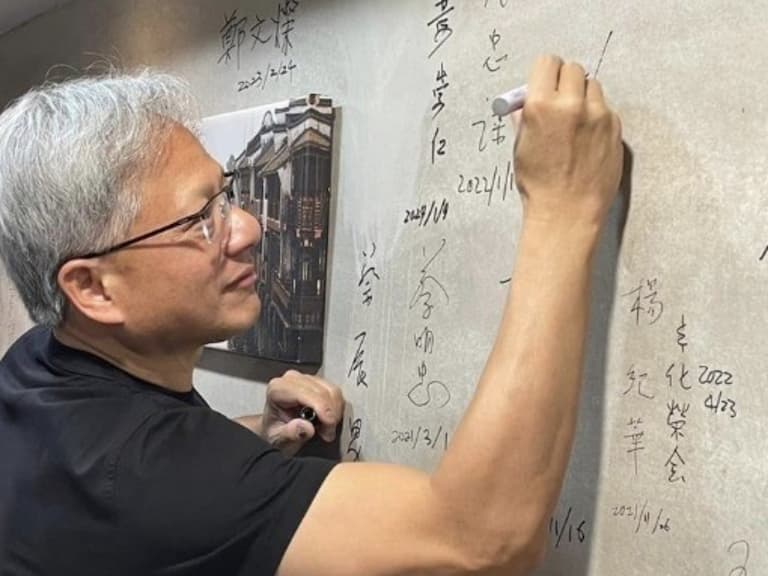 黃仁勳逢甲夜市一口沒吃還遭討紅包引熱議！加碼看 AI 教父的 10 家台灣美食地圖！