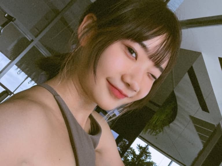 愛莉莎莎單穿內衣示範「如何正確道歉」！網友讚嘆：「根本就是流量鬼才！」【野生抓正妹】