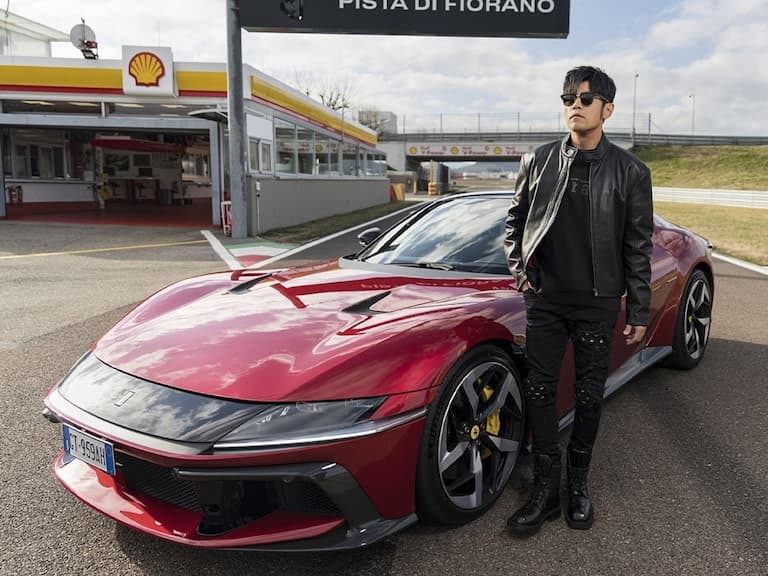 周杰倫成為法拉利 Ferrari 家族摯友!曬旗艦超跑吸引廣大網友朝聖!