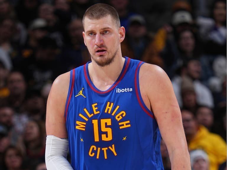 NBA/Nikola Jokic 爆砍 35 分超級大三元,命中離譜「後場超大號三分彈」震撼全場!