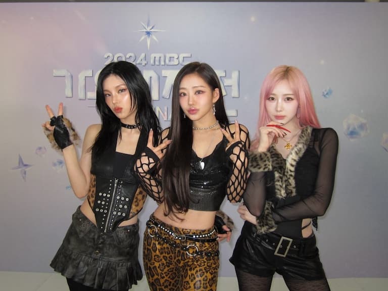 aespa Giselle、ITZY 禮志、KISS OF LIFE JULIE《MBC 歌謠大祭典》「合作舞台」引熱議！性感詮釋小甜甜布蘭妮經典歌曲〈Toxic〉！