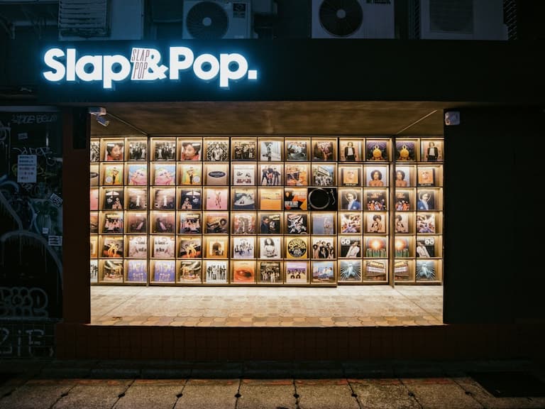 2025 台北東區隱藏式酒吧推薦「Slap&Pop」：必點、菜單、訂位⋯一次看！