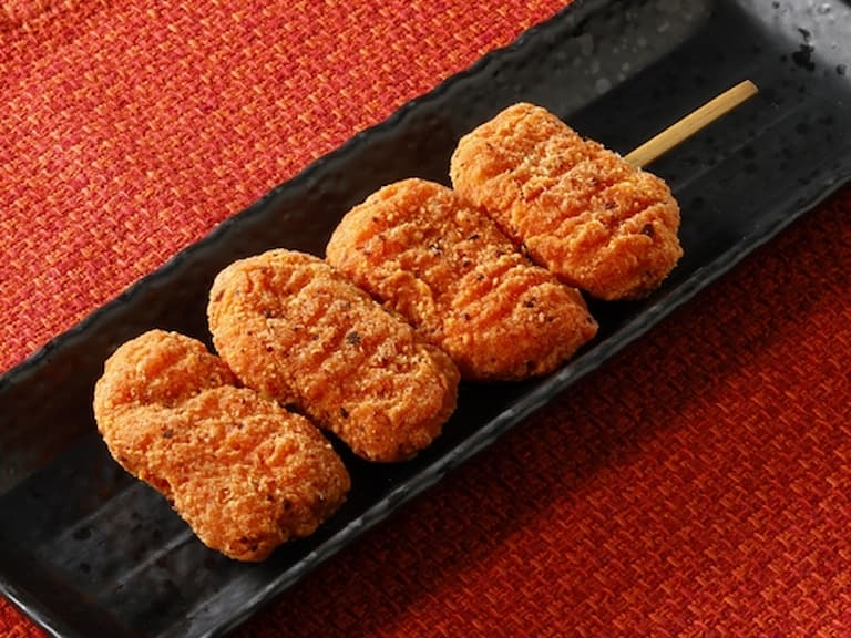 日本 Lawson 便利商店推新品「一串小雞塊」！網友大推辣味必吃！