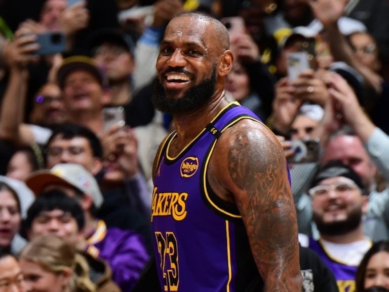 NBA/詹皇狂轟 42 分 17 籃板 8 助攻贏下「勇湖大戰」,比肩 MJ 締造史詩紀錄!