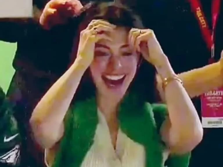 安海瑟薇 Anne Hathaway 現身超級盃!應援老鷹隊美貌爆棚網友嗨喊:「她挺誰,我就挺誰!」