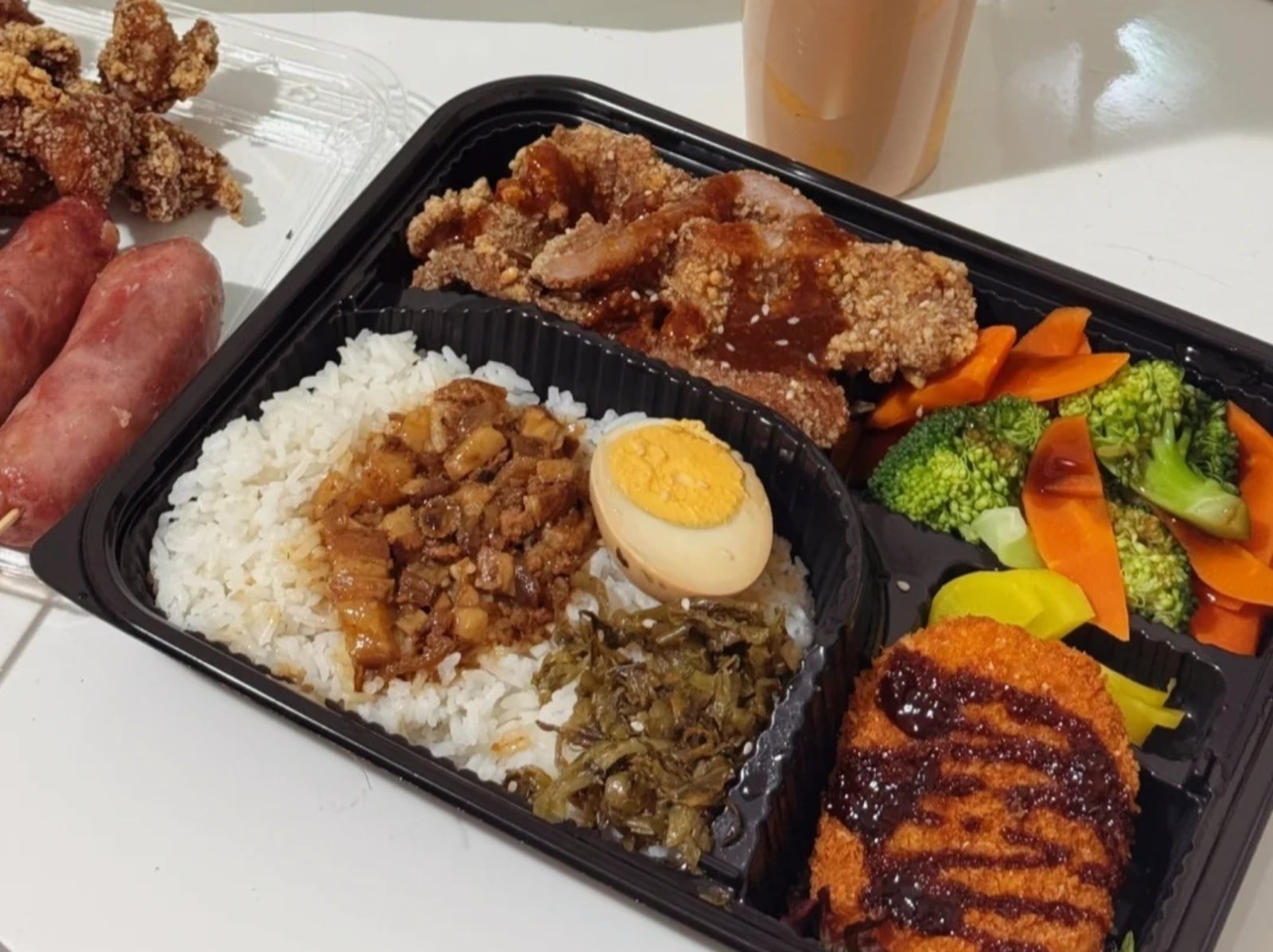 便當配菜排行 TOP 10：螢光咖哩、三色豆⋯打開餐盒瞬間破防！