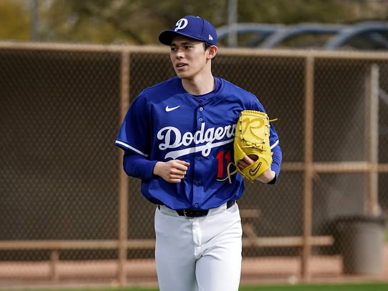 MLB／佐佐木朗希道奇 11 號球衣被學長 Miguel Rojas 讓出，馬上回送日本清酒當謝禮！