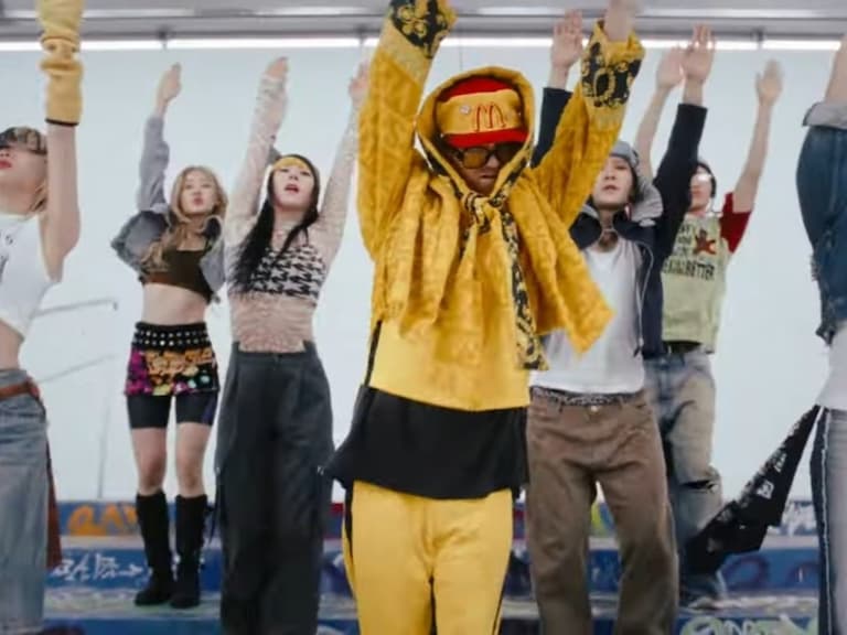 GD 權志龍新歌〈TOO BAD〉MV 造型解析!VERSACE 黃袍、Nike 傳奇鞋款真的帥到太壞!