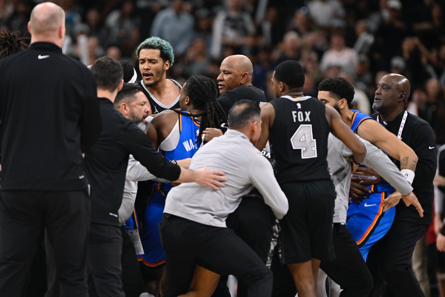 NBA／雷霆、馬刺爆發衝突「3 人遭驅逐出場」，SGA「晃倒」工作人員引熱議！