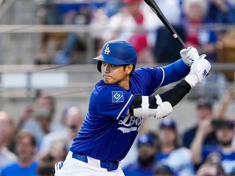 MLB/大谷翔平上壘「慶祝撲空」尷尬傻笑!代班教練急澄清:「不知道他會這麼做!」