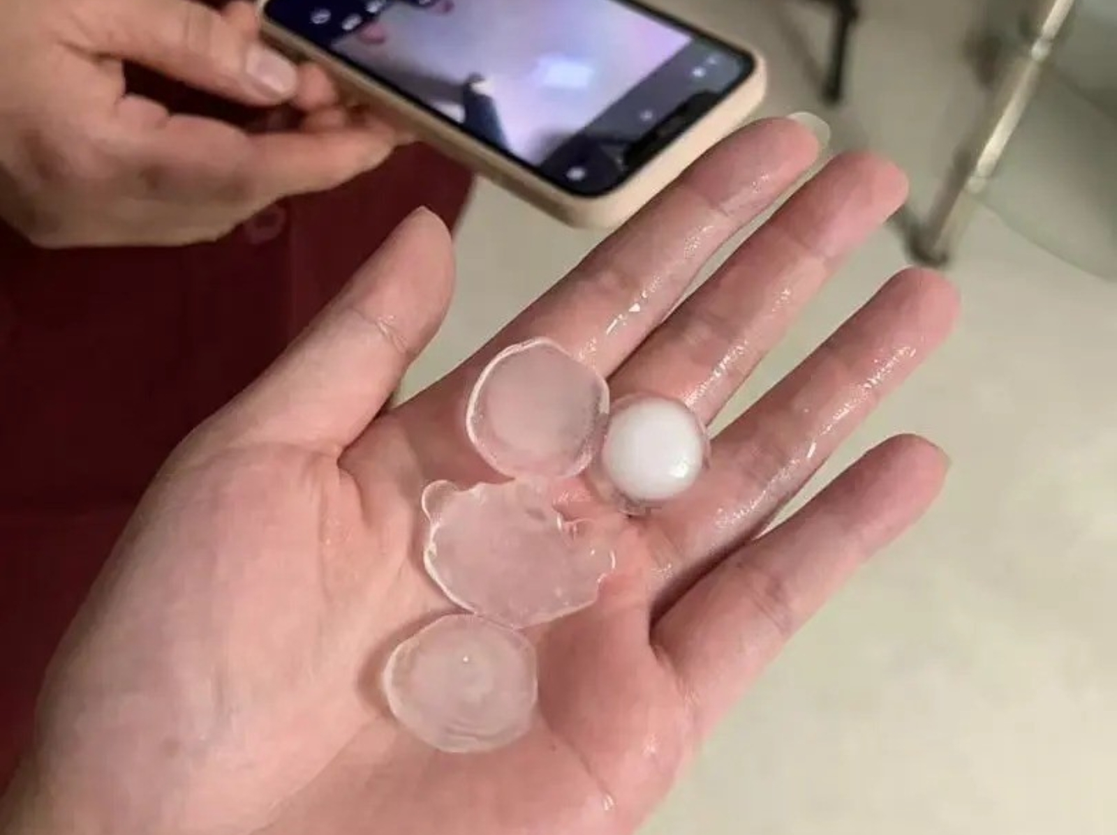 大台北地區深夜雷雨下冰雹！網驚：「怕砸破窗戶、遮雨棚！」