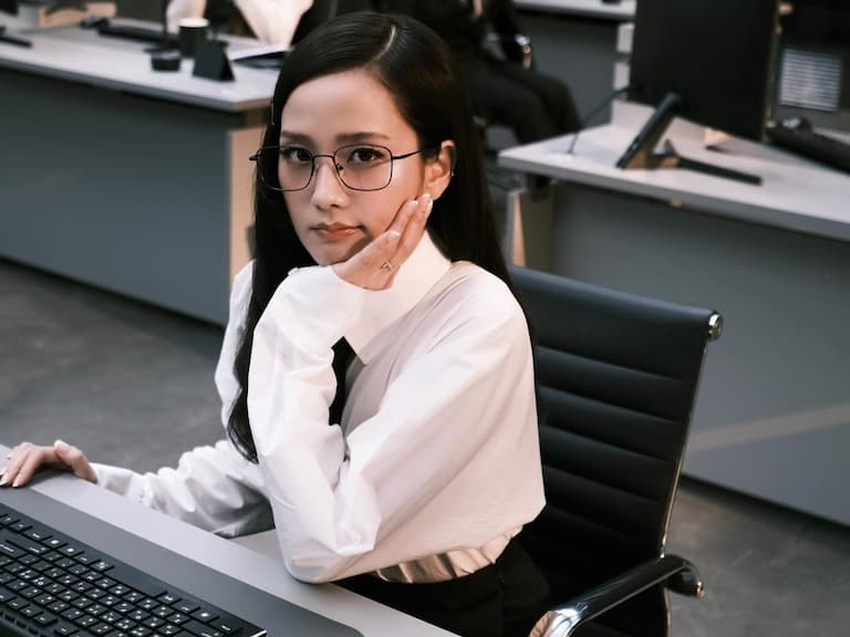 BLACKPINK Jisoo 被爆料員工換滑鼠也要報告!遭質疑「可怕老闆」急澄清!