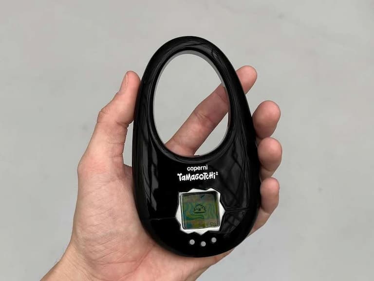 Coperni x Tamagotchi 推出電子寵物機！海軍藍、黑色、銀色三種配色一次看！