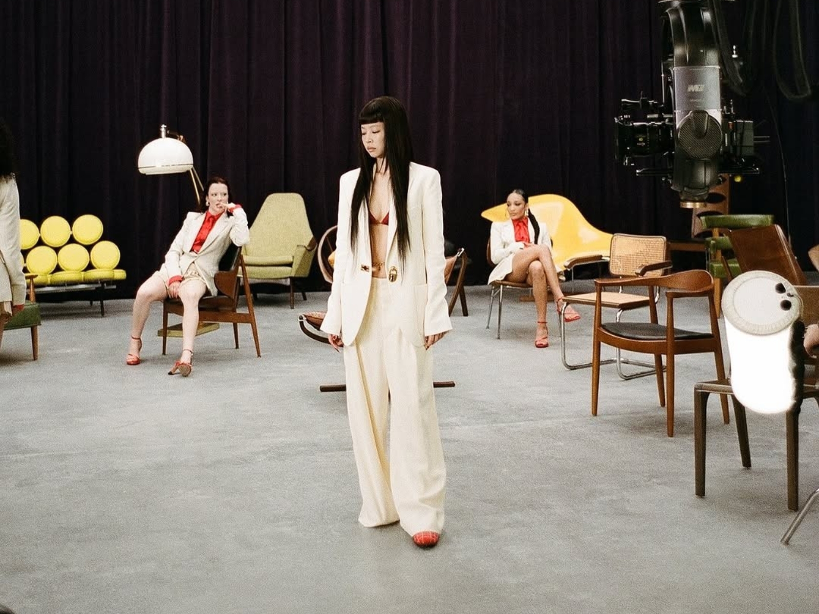 Jennie 新歌《ExtraL》MV 穿搭造型引熱議！腳上 adidas 鞋款再掀復古街頭風！