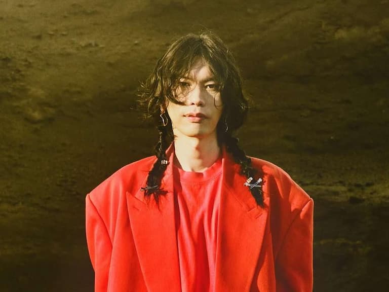 米津玄師 5 款經典髮型演變史！日系厚瀏海、微捲中分造型，每一款都是經典！