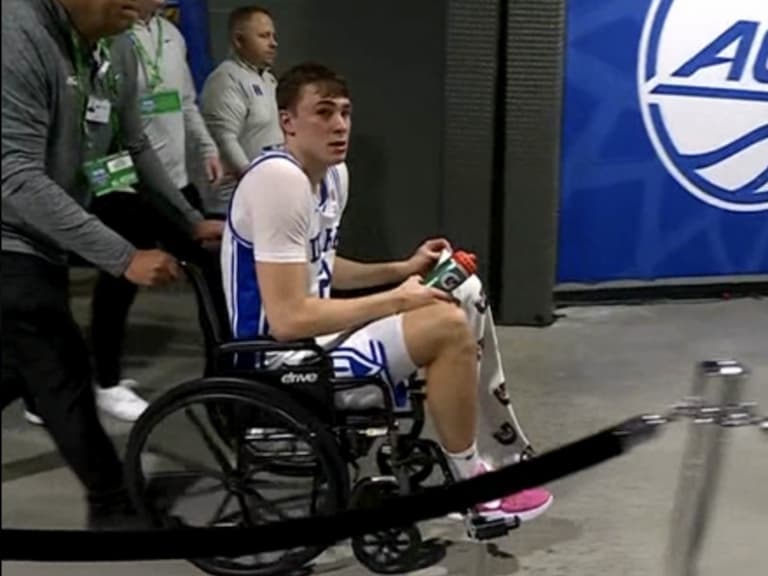 NBA 準狀元 Cooper Flagg 受傷了!左腳踝「嚴重翻船」驚悚畫面曝光!