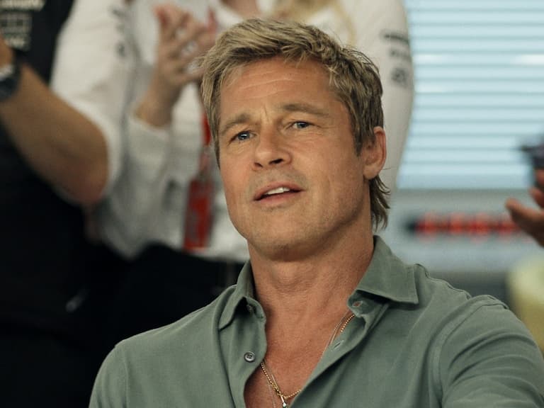 《F1》布萊德彼特 Brad Pitt 親自上陣狂飆車!導演哭喊「拜託你開慢點!」