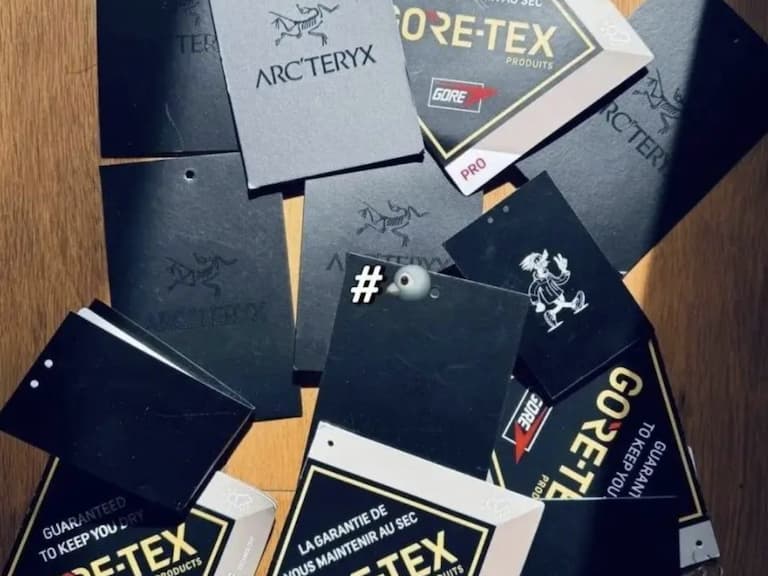 ARC'TERYX 始祖鳥竟然連吊牌都可以炒賣，一張要價破千元台幣！