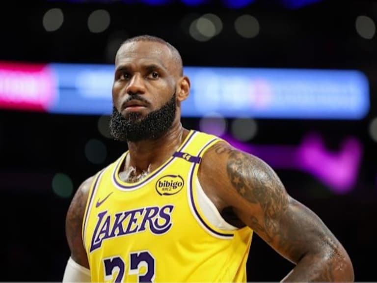 NBA/詹皇養傷跑去看二兒子冠軍賽,竟引罵聲「喬丹才不會這樣做!」