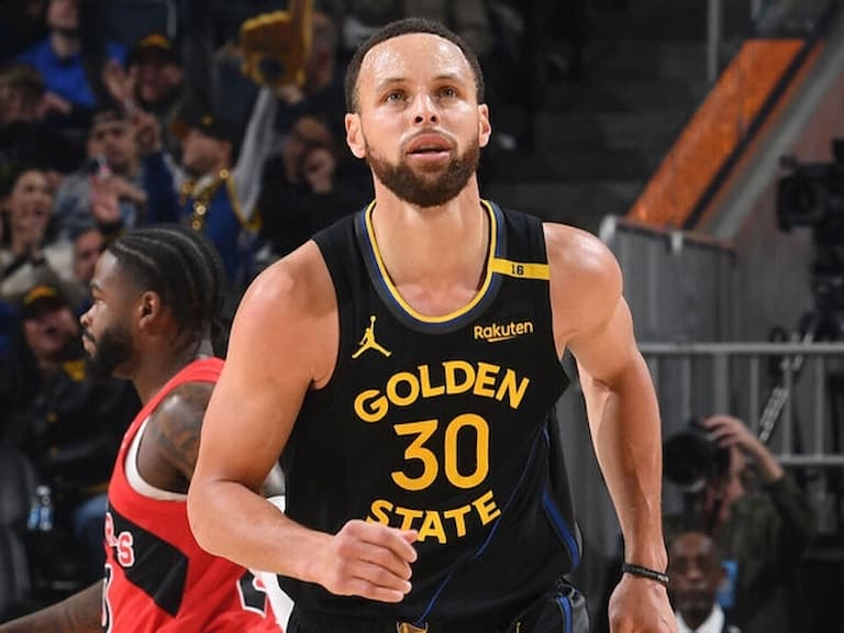 NBA/Stephen Curry 受傷!背部著地尾椎疼痛畫面曝光!