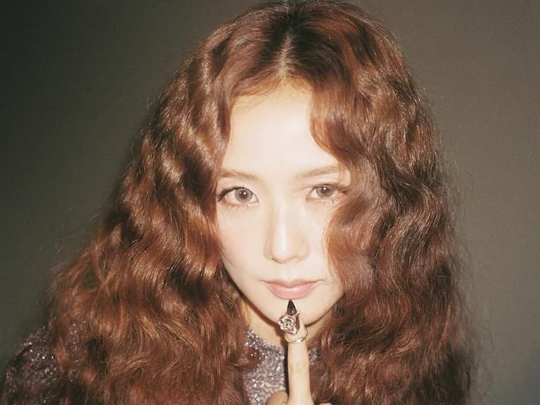 2025 女生髮型推薦：BLACKPINK Jisoo 羊毛捲、自然直髮靠 Dyson 就能無腦完成，5 大整理技巧大公開！