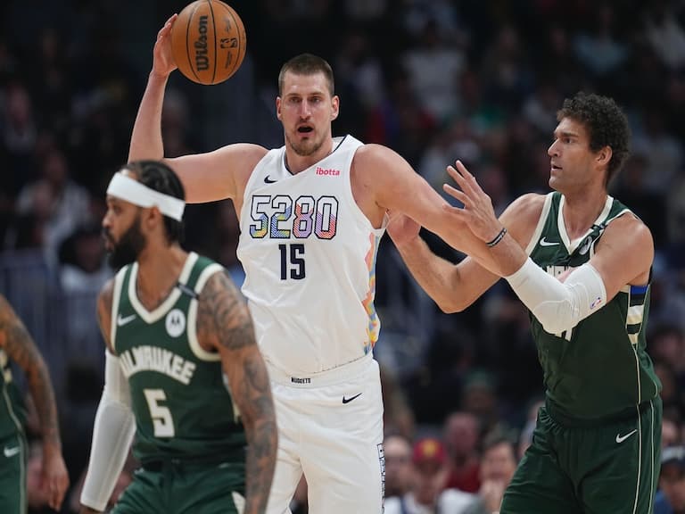 NBA／Nikola Jokic「不看人傳球」極度不科學上演，公鹿隊全員都被他愣住了！