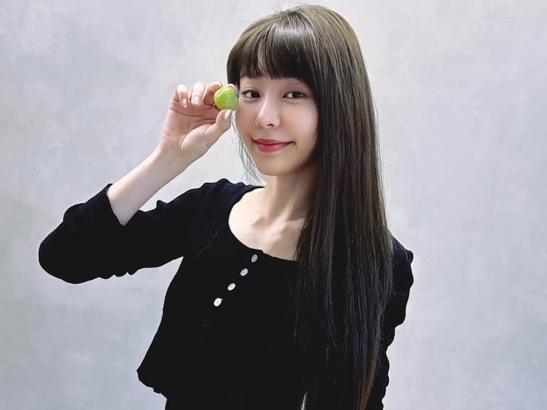 Yuri 陳洛心吃葡萄伸展極致腰身，日常「炫腹文」簡單辣暈粉絲！【野生抓正妹】