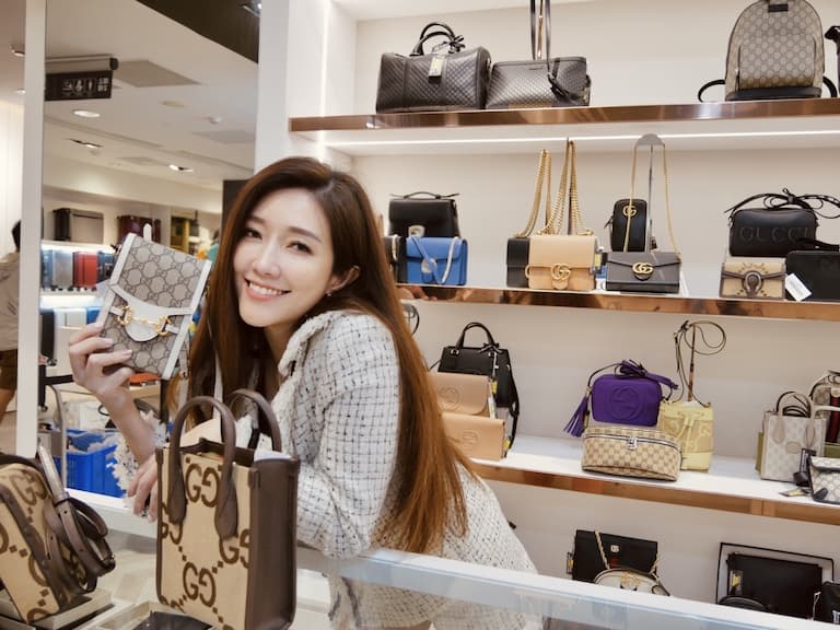 OUTLET推買大送小名牌包，潮流配件1.5折起讓妳美出新高度