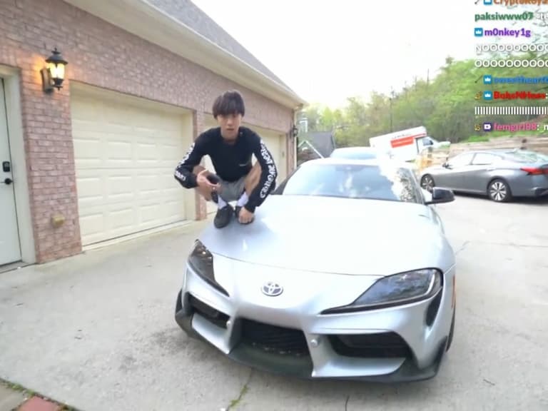 Ray 人生第一輛車入手 Toyota 牛魔王，網友狂讚「真是懂買！」