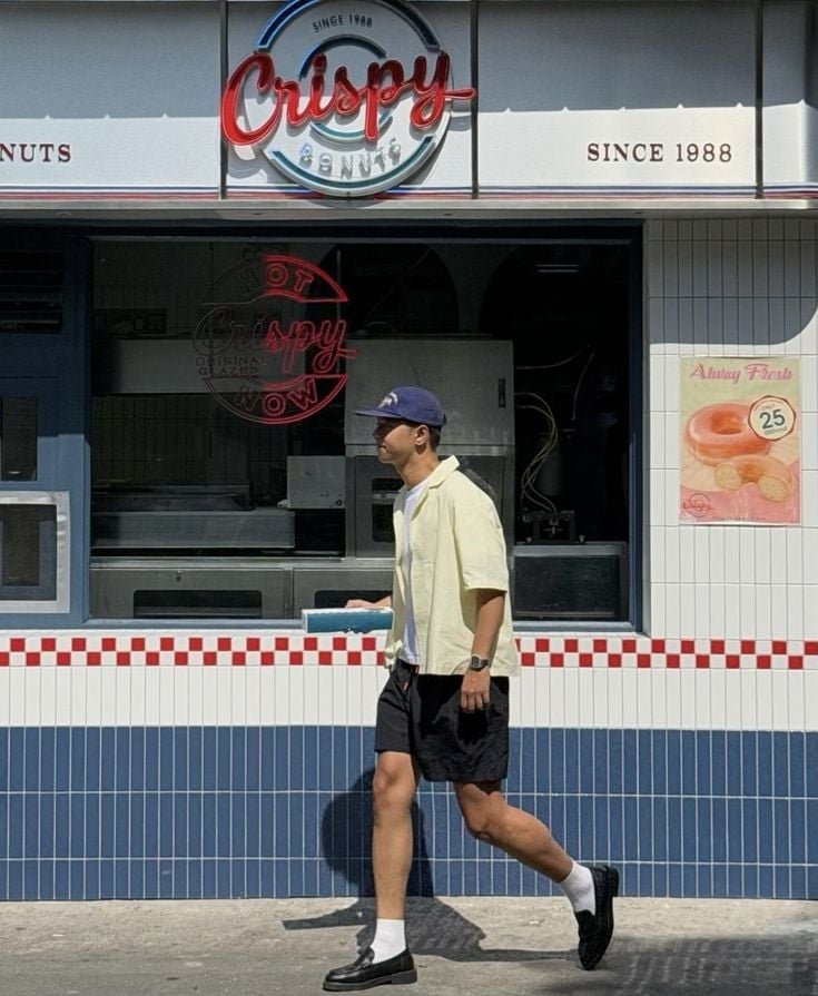 2025 夏季男生必學 7 種穿搭風格!足球衣、Jort 闊腿短褲⋯一次看!
