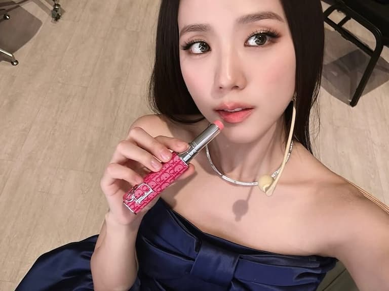 BLACKPINK Jisoo 演唱會彩排搶著先曬的「迪奧唇彩」到底多厲害!3 款限量外殼、全新 10 色必買亮點一次看!